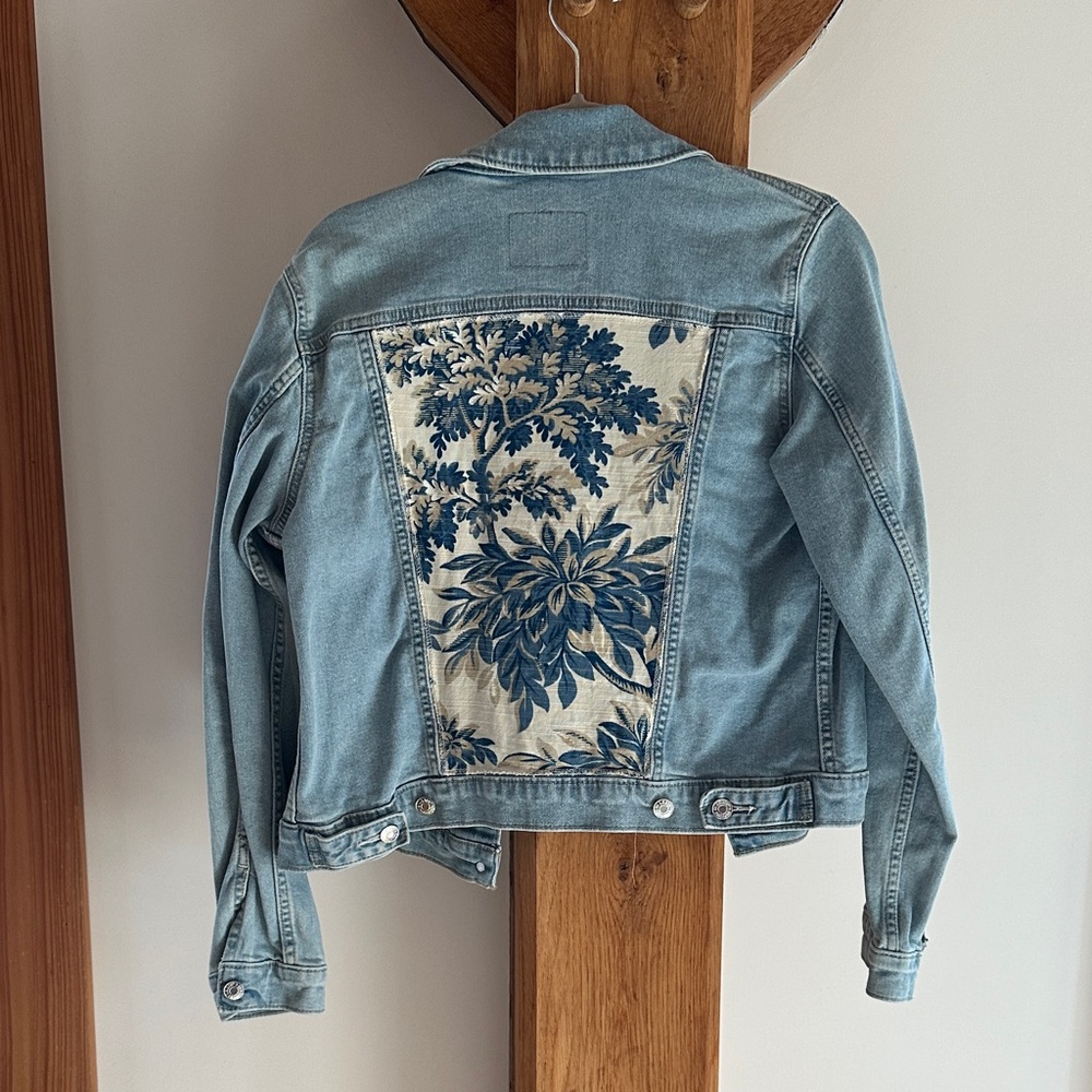 Levi’s Signature Gold Artisan Embellished Jean Light Denim Jacket Size L